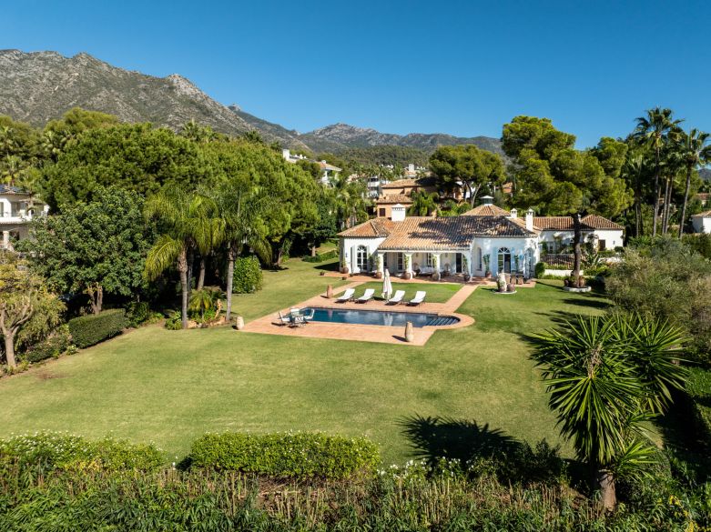 Classic style villa on a large plot located in Altos Reales, Marbella!