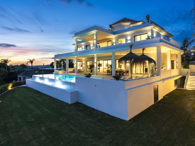 Opulent villa with the most breathtaking views on the best plot in Los Flamingos!