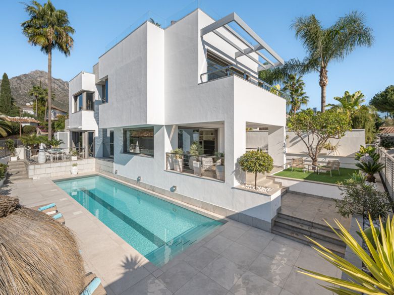 Contemporary style villa on Marbella's Golden Mile!