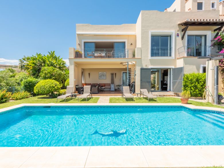 Grande villa mitoyenne avec une piscine privée et une vue panoramique incroyable!