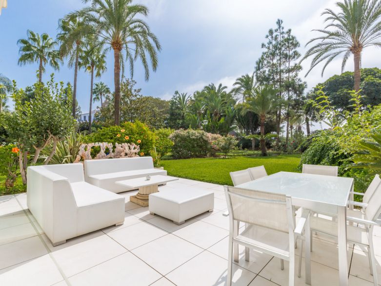Large duplex apartment in Gray d'Albion, frontline beach in Puerto Banus