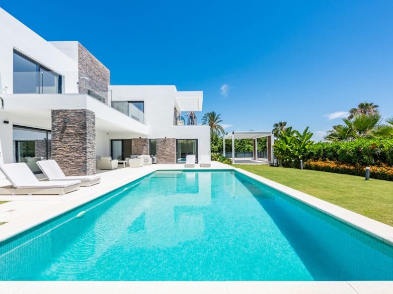 Spacious Contemporary Villa in the Heart of the Golden Triangle!
