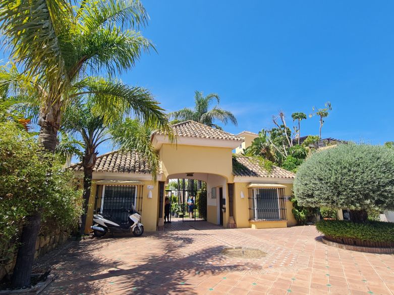 Cozy apartment next to Guadalmina's shopping center. Easy to convert to 3 bedrooms!