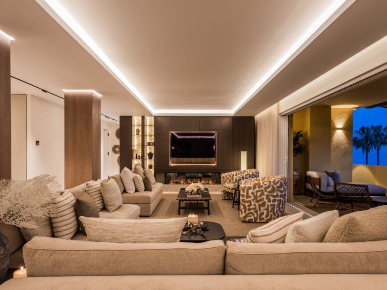 Refurbished duplex penthouse with a beachfront location and open panoramic sea views!