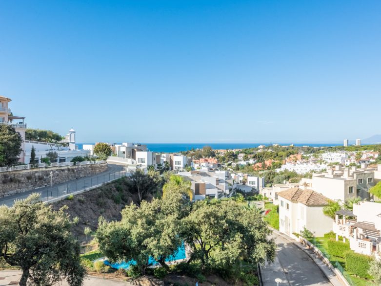 Sunny townhouse with open sea views located close to the beach and the golf course in Cabopino - East Marbella!