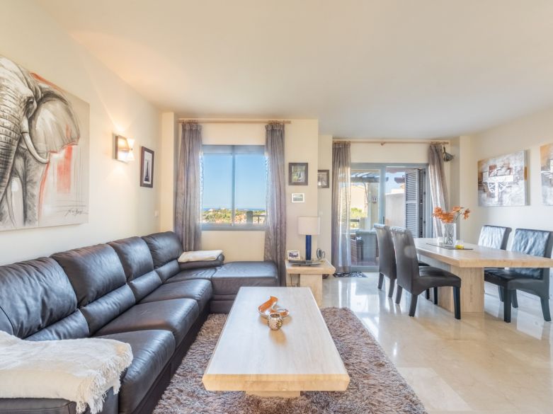 Sunny townhouse with open sea views located close to the beach and the golf course in Cabopino - East Marbella!