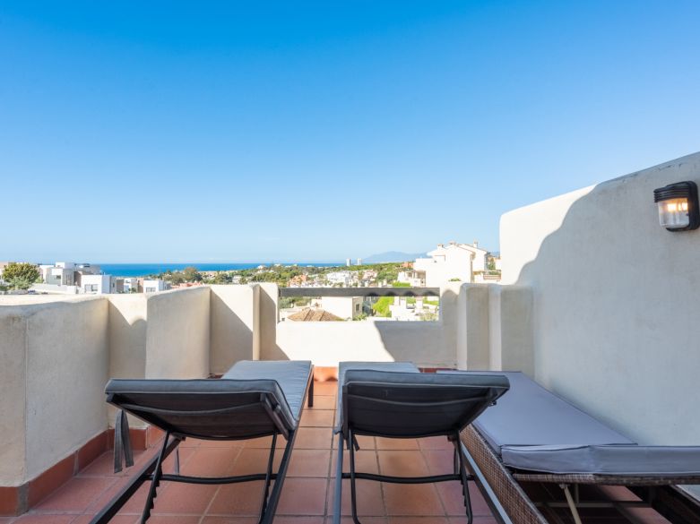 Sunny townhouse with open sea views located close to the beach and the golf course in Cabopino - East Marbella!