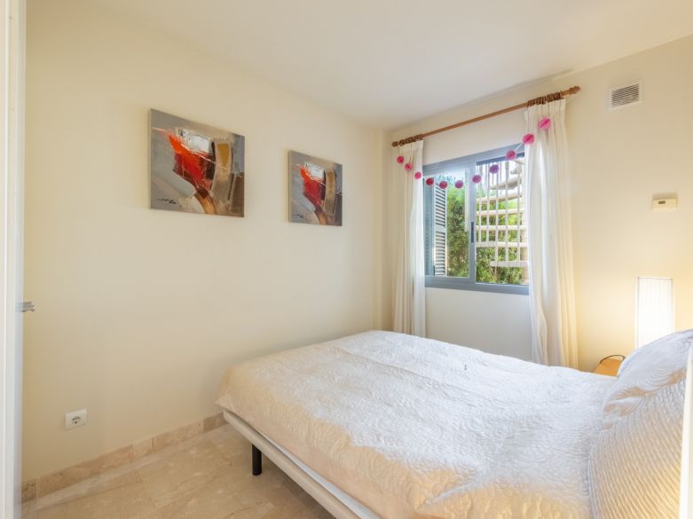 Sunny townhouse with open sea views located close to the beach and the golf course in Cabopino - East Marbella!