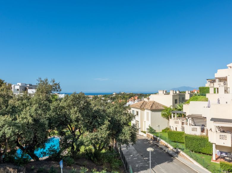 Sunny townhouse with open sea views located close to the beach and the golf course in Cabopino - East Marbella!