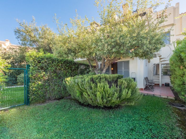 Sunny townhouse with open sea views located close to the beach and the golf course in Cabopino - East Marbella!
