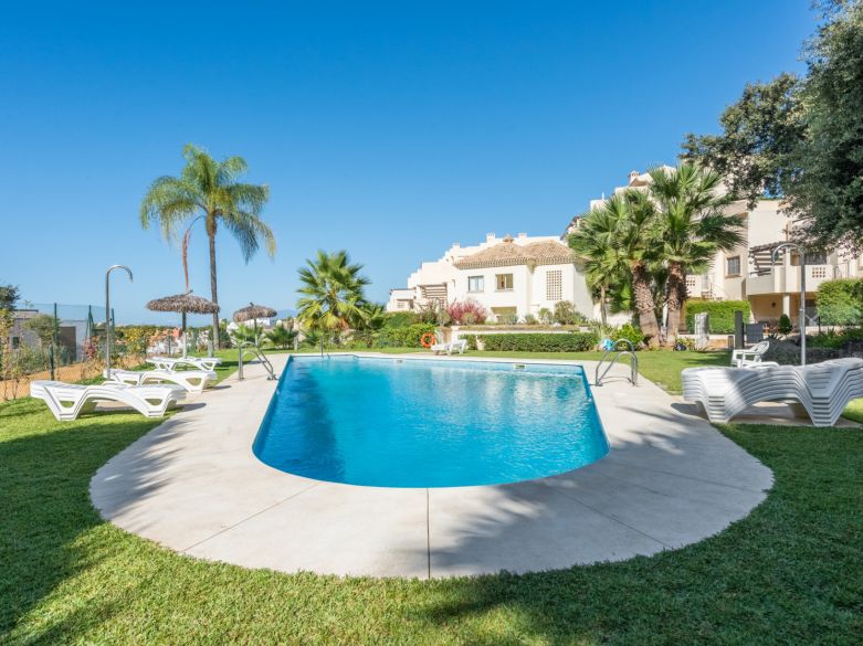 Sunny townhouse with open sea views located close to the beach and the golf course in Cabopino - East Marbella!