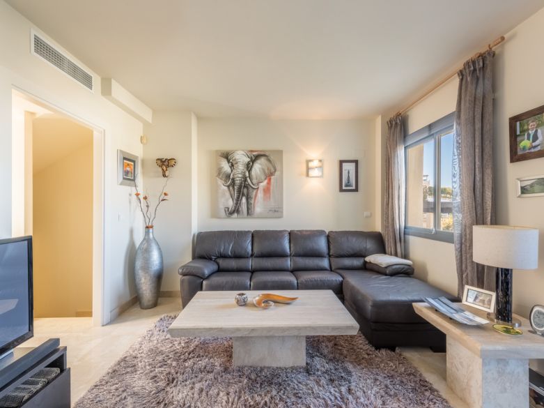 Sunny townhouse with open sea views located close to the beach and the golf course in Cabopino - East Marbella!