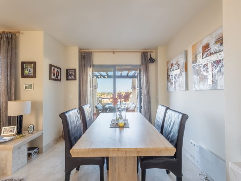 Sunny townhouse with open sea views located close to the beach and the golf course in Cabopino - East Marbella!