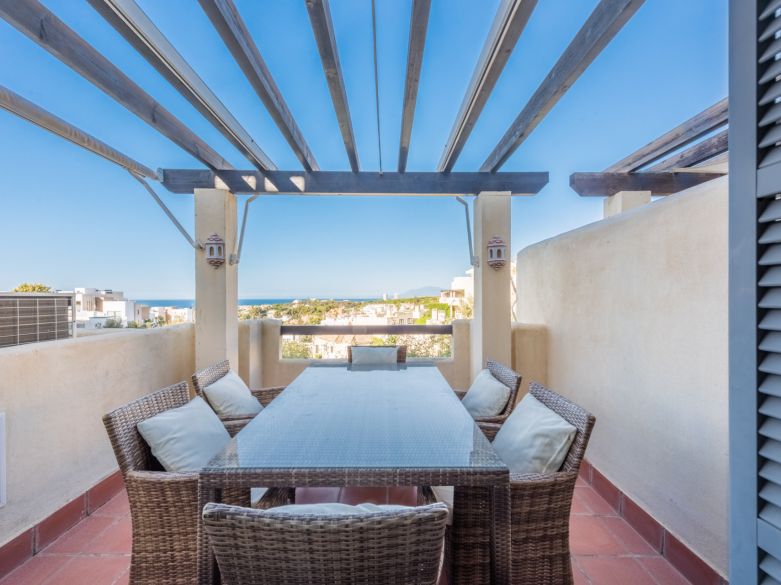 Sunny townhouse with open sea views located close to the beach and the golf course in Cabopino - East Marbella!