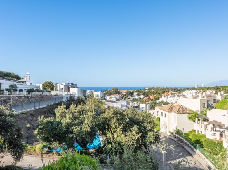 Sunny townhouse with open sea views located close to the beach and the golf course in Cabopino - East Marbella!
