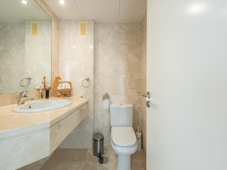Sunny townhouse with open sea views located close to the beach and the golf course in Cabopino - East Marbella!