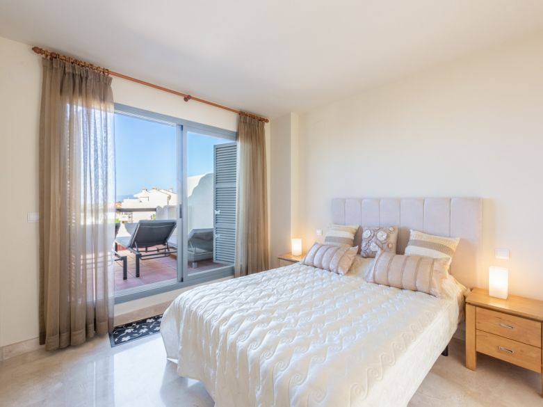 Sunny townhouse with open sea views located close to the beach and the golf course in Cabopino - East Marbella!