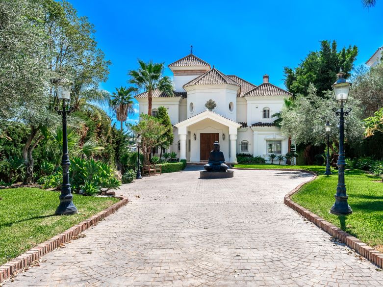 Classic Mediterranean style villa located frontline to Los Naranjos golf course
