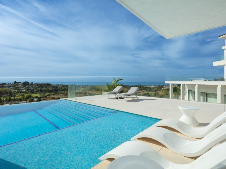 Contemporary villa with magnificent views in El Paraiso Alto!