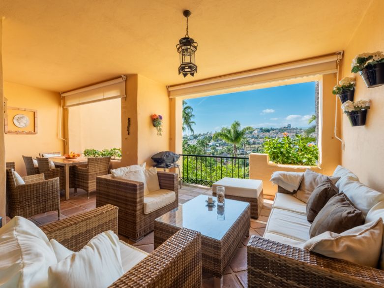 Bel appartement avec une très bonne position à l'intérieur du complexe fermé d'El Campanario, sur le New Golden Mile d'Estepona.