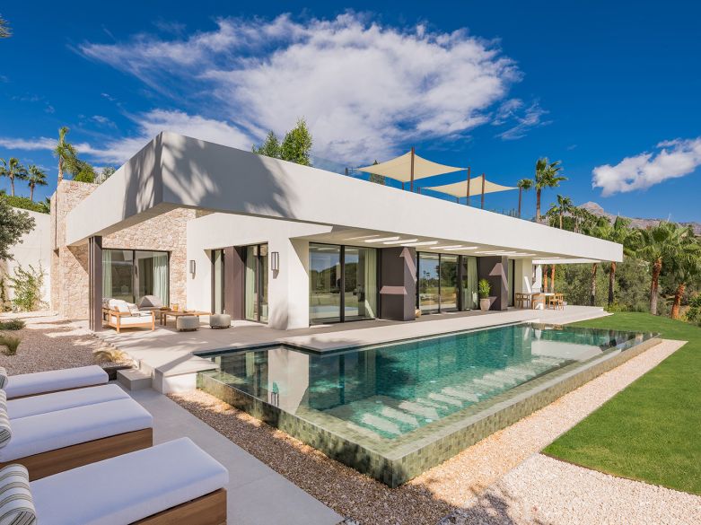Villa contemporánea en primera línea de golf en Nueva Andalucía con una espectacular terraza en la azotea ideal para el entretenimiento.