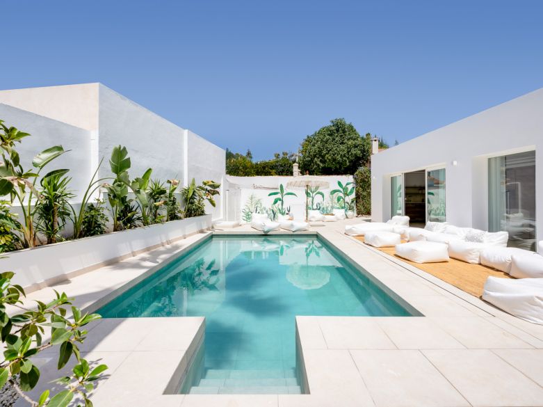 Renovated, single level villa in a Boho-chic style, located in Nueva Andalucia!