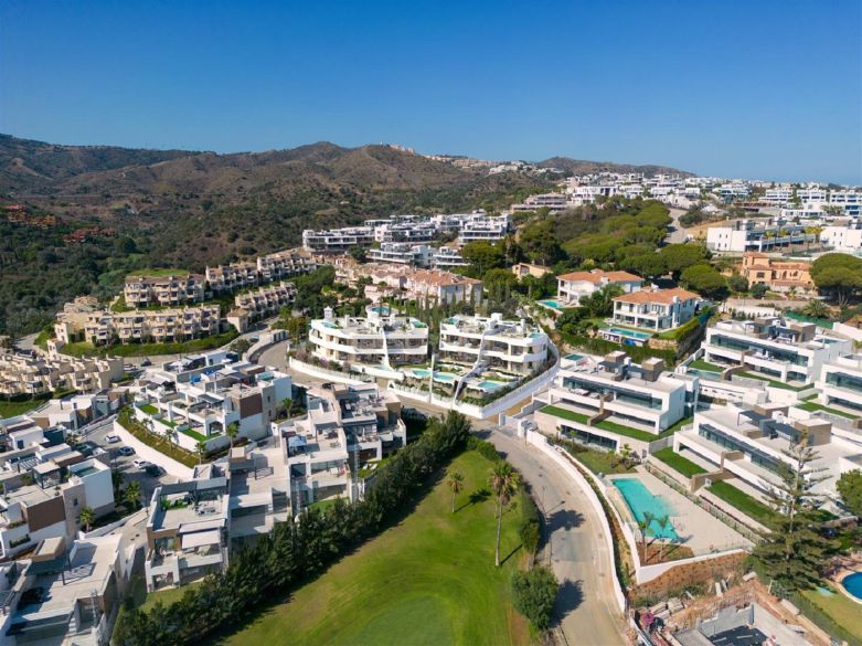 Luxury apartment in a small complex, situated next to Cabopino Golf