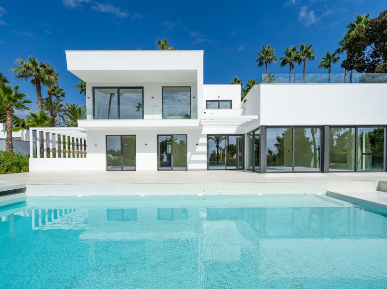 Brand new villa within walking distance to the shops, restaurants and the beach!