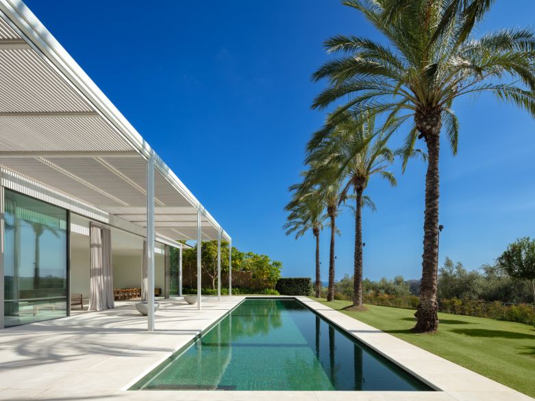 Maravillosa villa de golf en primera línea con un impresionante jardín en el prestigioso complejo Finca Cortesin!