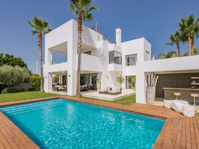 Exquisite contemporary style residence in the gated Altos de Puente Romano!