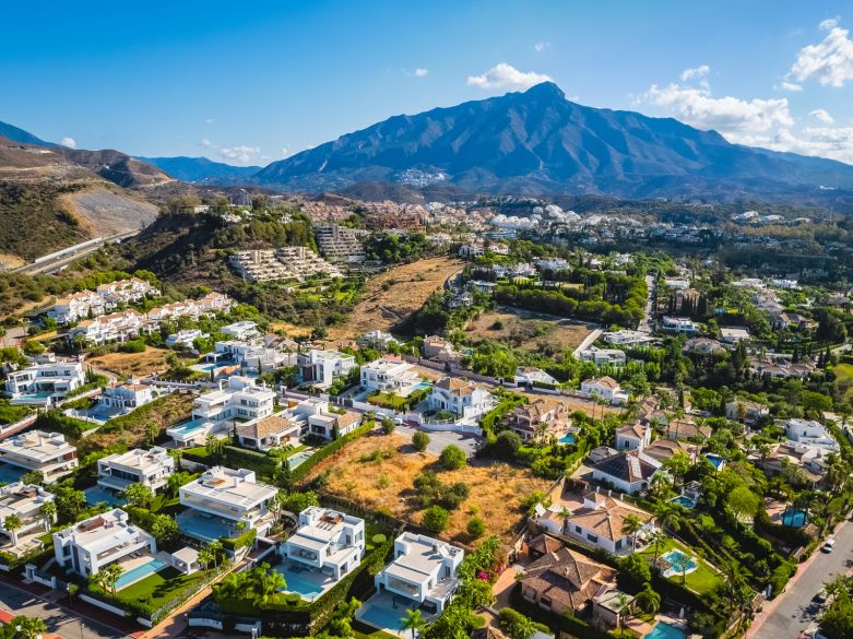 ¡Doble parcela con vistas panorámicas al mar en Nueva Andalucía! Incluye proyecto para una villa de lujo.