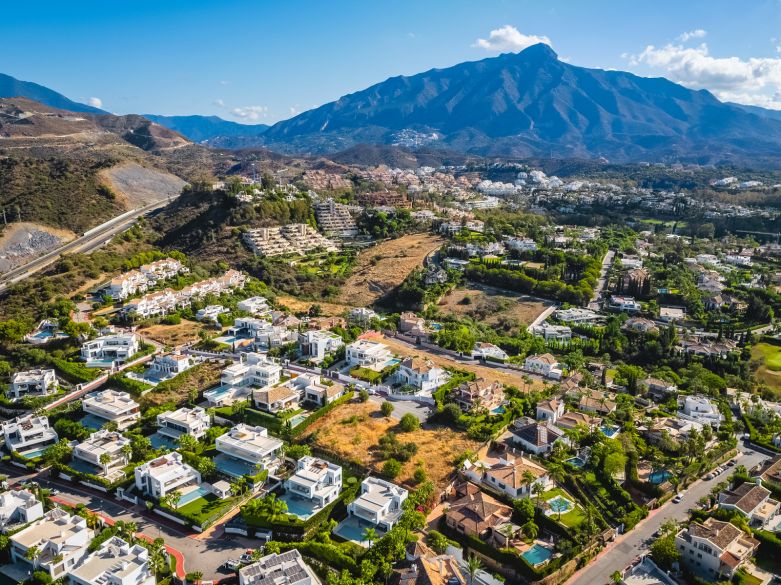 ¡Doble parcela con vistas panorámicas al mar en Nueva Andalucía! Incluye proyecto para una villa de lujo.