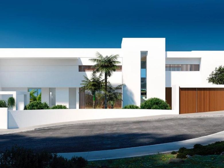 ¡Doble parcela con vistas panorámicas al mar en Nueva Andalucía! Incluye proyecto para una villa de lujo.