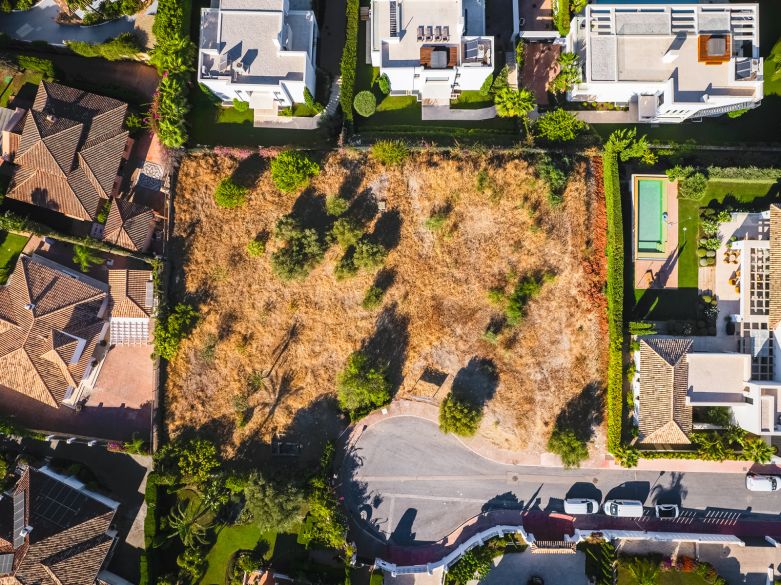 ¡Doble parcela con vistas panorámicas al mar en Nueva Andalucía! Incluye proyecto para una villa de lujo.