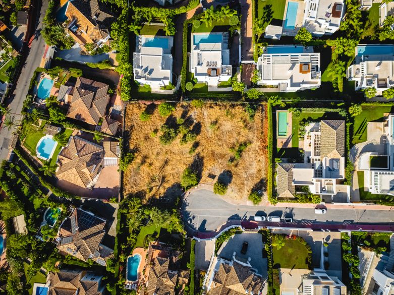 ¡Doble parcela con vistas panorámicas al mar en Nueva Andalucía! Incluye proyecto para una villa de lujo.