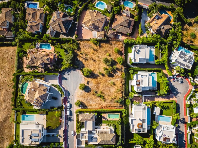¡Doble parcela con vistas panorámicas al mar en Nueva Andalucía! Incluye proyecto para una villa de lujo.