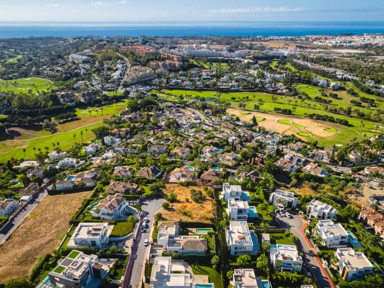 ¡Doble parcela con vistas panorámicas al mar en Nueva Andalucía! Incluye proyecto para una villa de lujo.