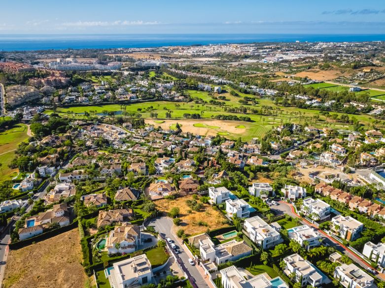 ¡Doble parcela con vistas panorámicas al mar en Nueva Andalucía! Incluye proyecto para una villa de lujo.