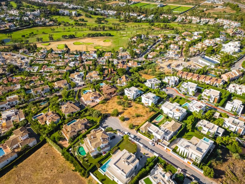 ¡Doble parcela con vistas panorámicas al mar en Nueva Andalucía! Incluye proyecto para una villa de lujo.
