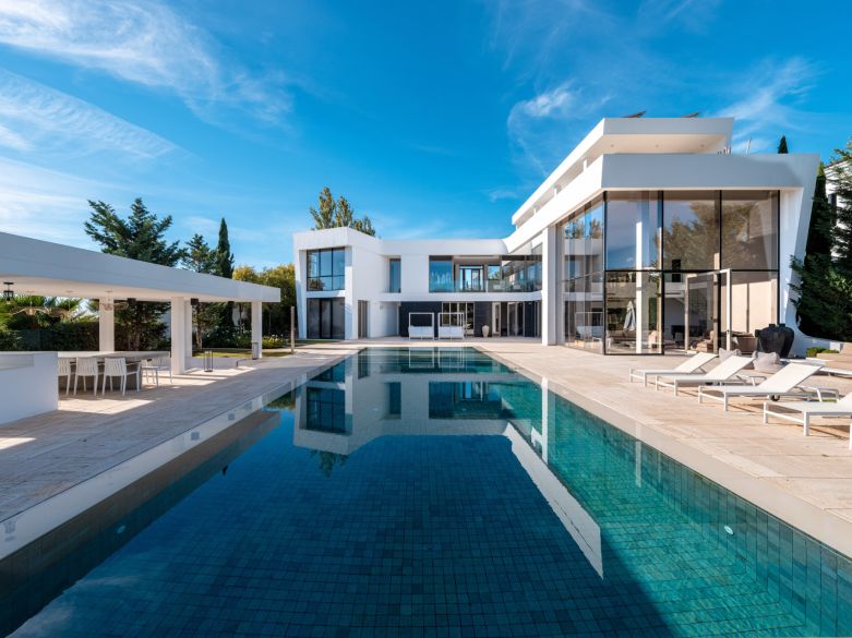 Frontline golf high-end villa inside Los Flamingos resort!