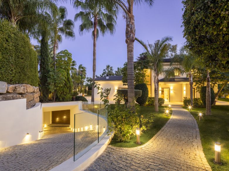 Elegante villa de golf en primera línea en Nueva Andalucía!