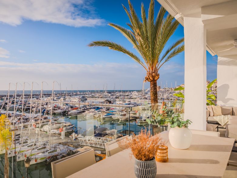 Stunning fully renovated penthouse frontline in Puerto Banus with views over the marina!