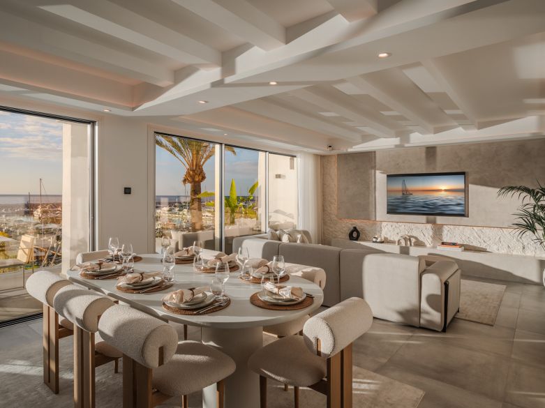 BRIGHT AND SPACIOUS FULLY RENOVATED FRONTLEX PENTHOUSE WITH PANORAMIC VIEWS OVER THE MARINA