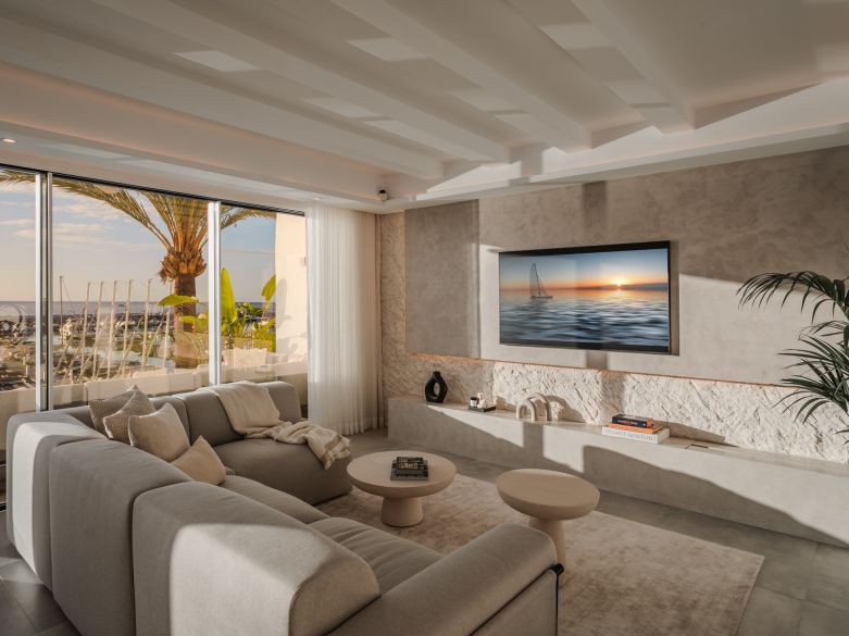 BRIGHT AND SPACIOUS FULLY RENOVATED FRONTLEX PENTHOUSE WITH PANORAMIC VIEWS OVER THE MARINA