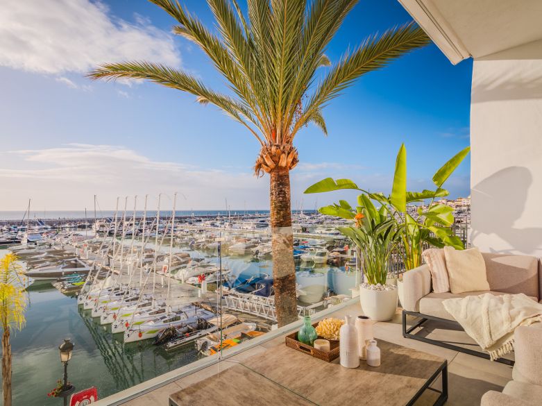 BRIGHT AND SPACIOUS FULLY RENOVATED FRONTLEX PENTHOUSE WITH PANORAMIC VIEWS OVER THE MARINA