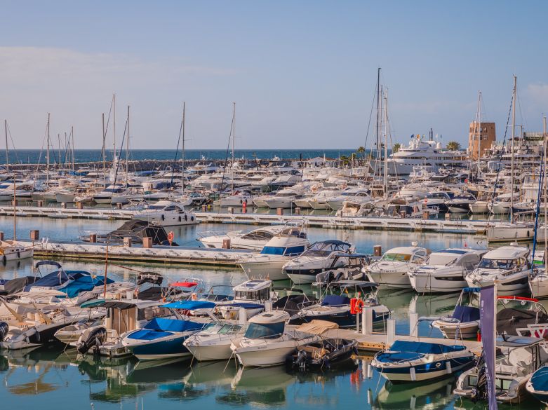 BRIGHT AND SPACIOUS FULLY RENOVATED FRONTLEX PENTHOUSE WITH PANORAMIC VIEWS OVER THE MARINA