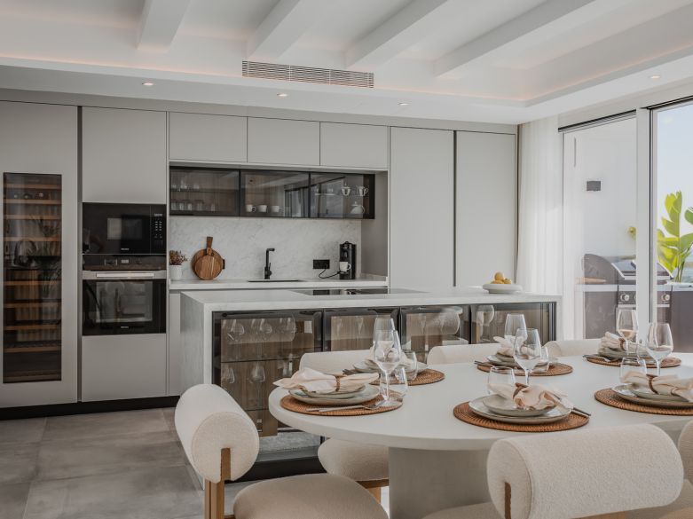 BRIGHT AND SPACIOUS FULLY RENOVATED FRONTLEX PENTHOUSE WITH PANORAMIC VIEWS OVER THE MARINA