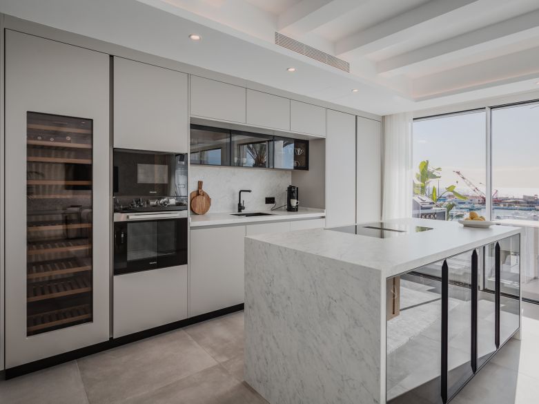 BRIGHT AND SPACIOUS FULLY RENOVATED FRONTLEX PENTHOUSE WITH PANORAMIC VIEWS OVER THE MARINA