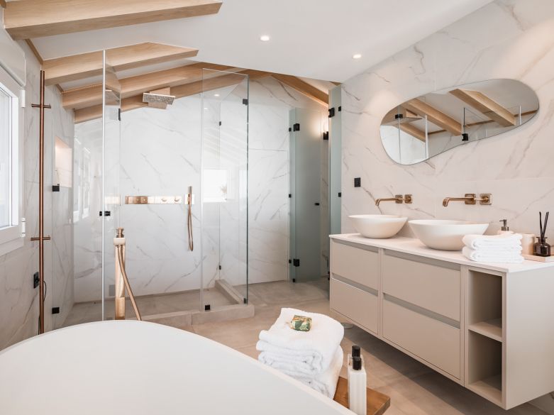 BRIGHT AND SPACIOUS FULLY RENOVATED FRONTLEX PENTHOUSE WITH PANORAMIC VIEWS OVER THE MARINA