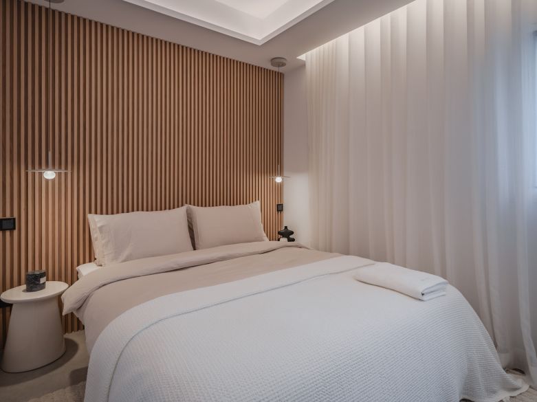 BRIGHT AND SPACIOUS FULLY RENOVATED FRONTLEX PENTHOUSE WITH PANORAMIC VIEWS OVER THE MARINA